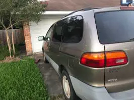 1999 Toyota Sienna (4 doors)