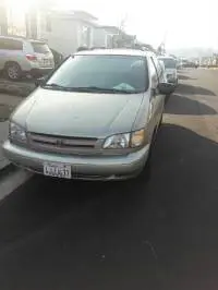 2000 Toyota Sienna (4 doors)